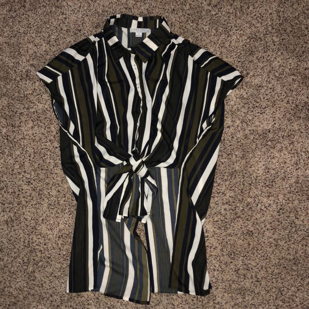 Short sleeve stripe front tie blouse